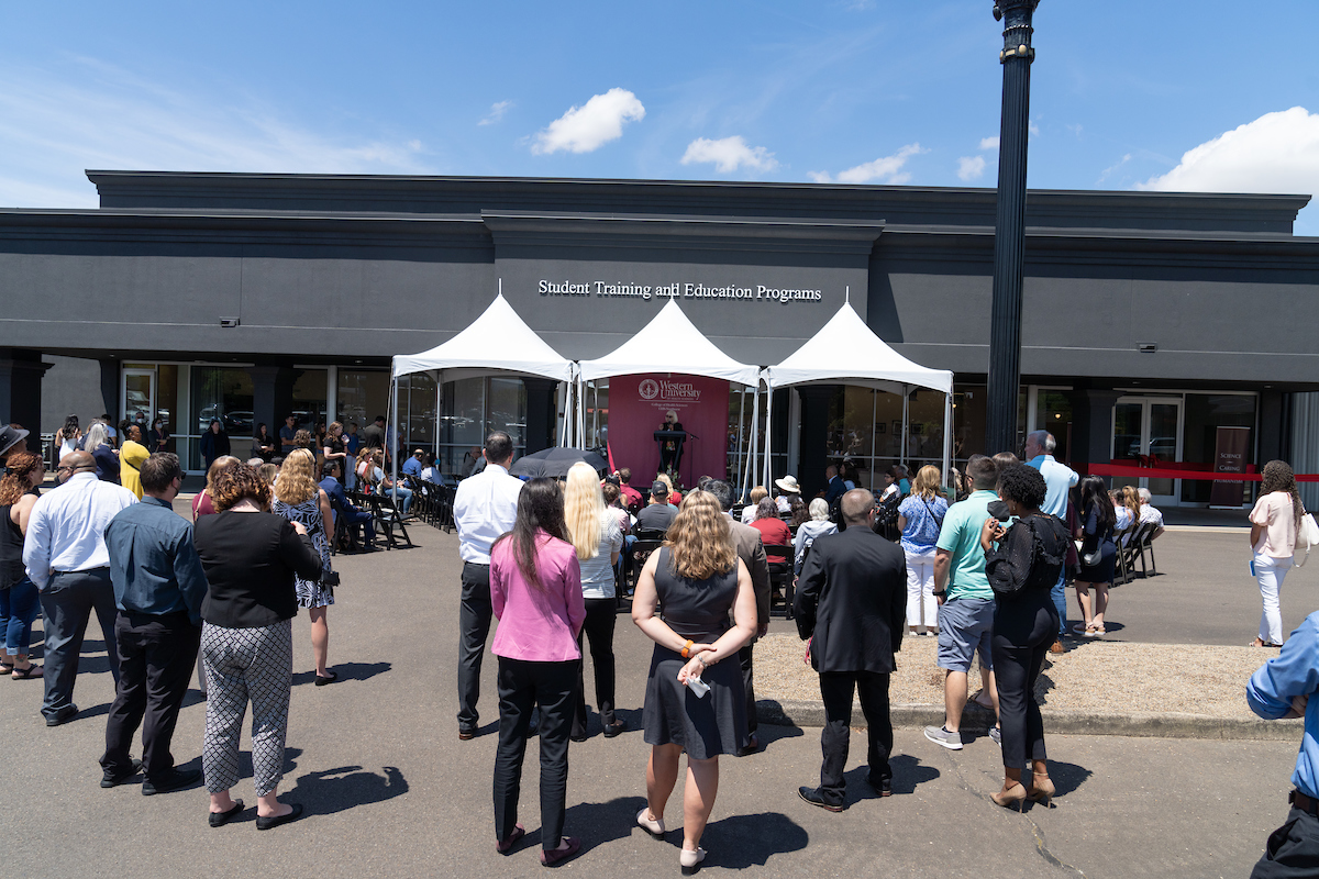 A crowd of people standing in front of a building.