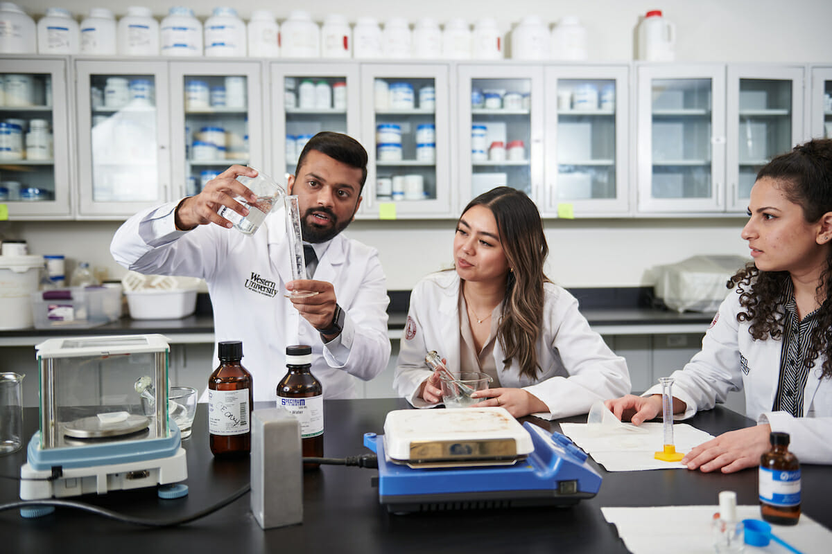 Scientists, lab.