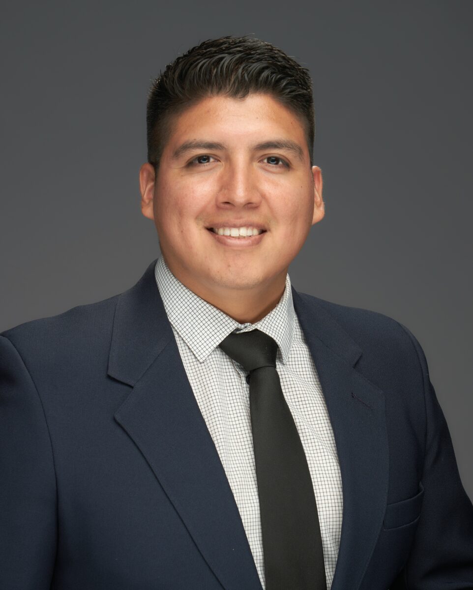 A man in a suit and tie is posing for a photo.