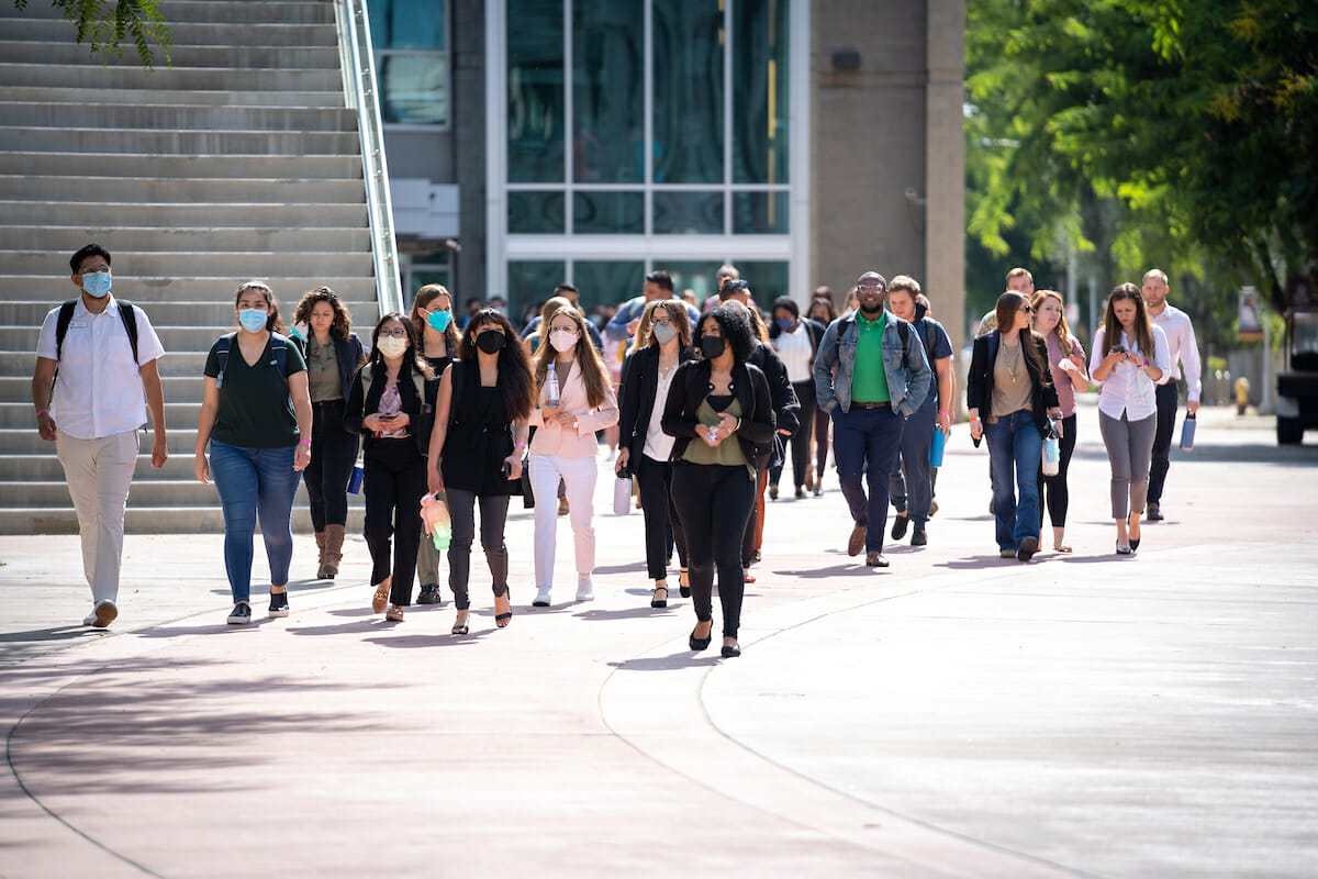 New CVM students walk the Esplanade. We love having our students back on the WesternU Pomona campus this week during Welcome Week and Welcome Back. New students from the College of Pharmacy enjoyed getting their white coats and name badges from The Campus Store, new students from the College of Veterinary Medicine walked the Esplanade from session to session, and second-and third-year CVM students were on campus enjoying a break from a short orientation.