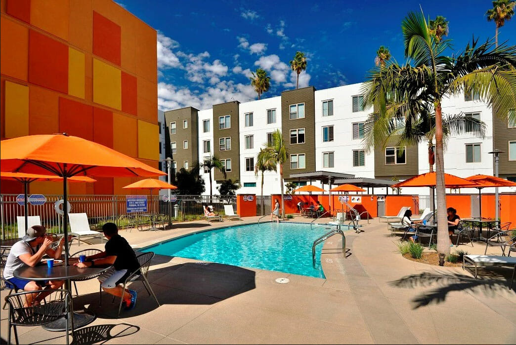 Housing Daumier pool area